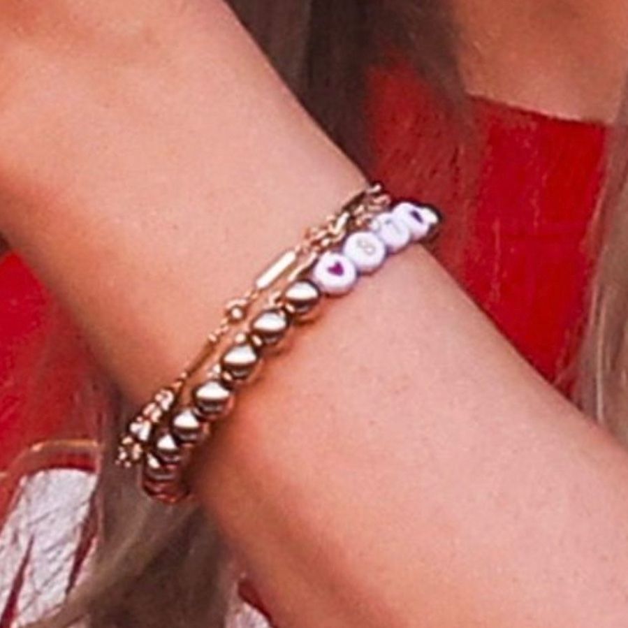 Taylor Swift is wearing an ‘87’ bracelet for Travis Kelce at today’s Kansas City Chiefs game.