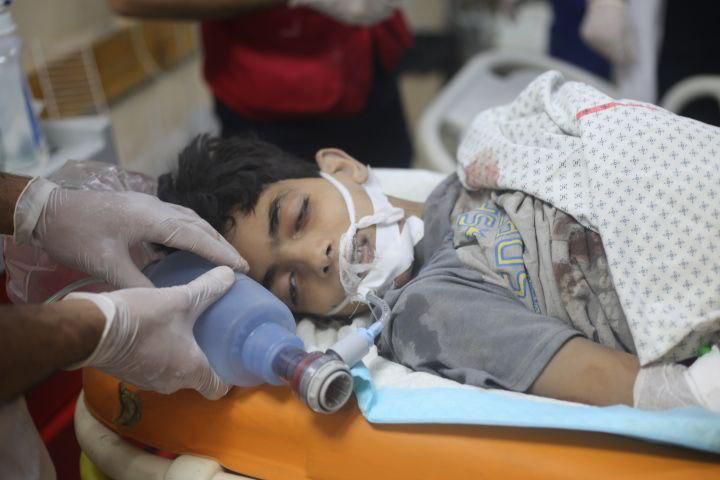 ImenAmy1's tweet photo. #Israel demands the immediate evacuation of #AlQudsHospital in #Gaza, and this is the second warning within an hour, in preparation for the #bombing of the hospital, which currently has more than 12 0000 civilians inside. #WarCrimes #GazaGenocides #GazaHospitalBombing https://t.co/OWj06aimB1