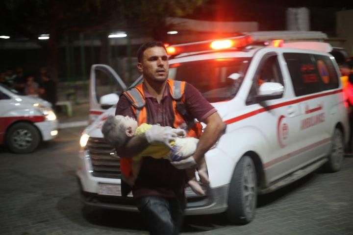 ImenAmy1's tweet photo. #Israel demands the immediate evacuation of #AlQudsHospital in #Gaza, and this is the second warning within an hour, in preparation for the #bombing of the hospital, which currently has more than 12 0000 civilians inside. #WarCrimes #GazaGenocides #GazaHospitalBombing https://t.co/OWj06aimB1
