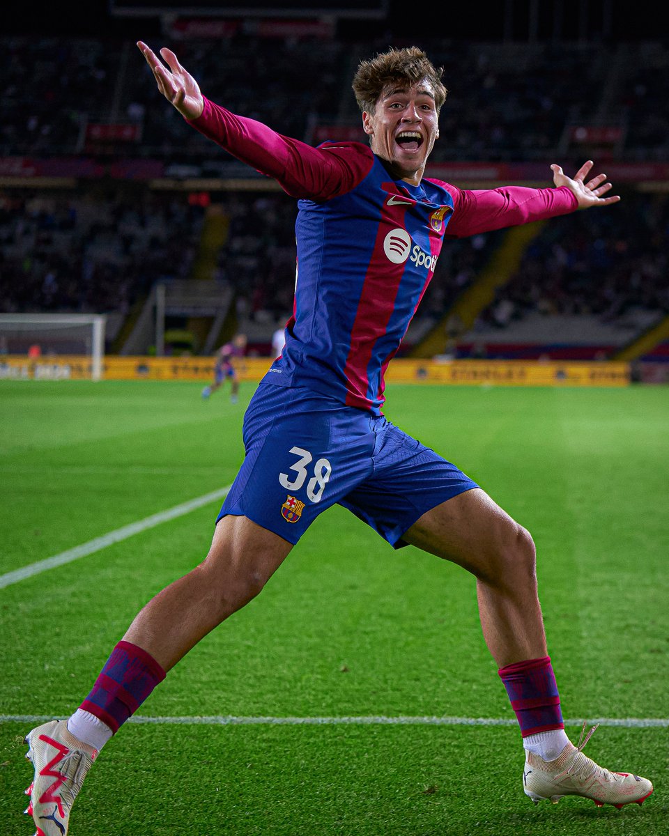 brfootball's tweet photo. 17-year-old Marc Guiu subs on for his Barcelona debut and scores seconds later.

INCREDIBLE ✨ https://t.co/fjOhJFjcE2