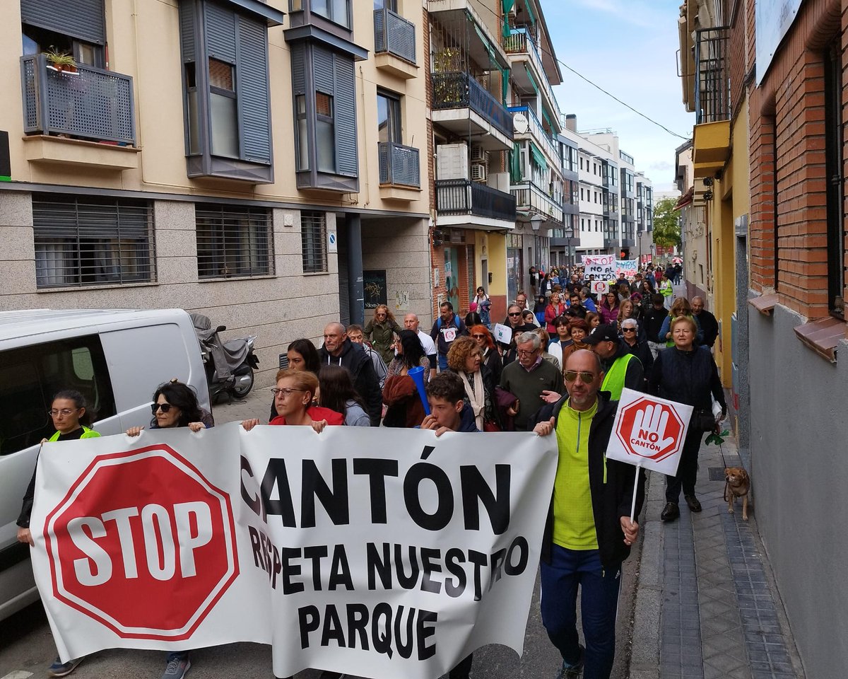 NOCantonVicalv's tweet photo. Hoy #Vicálvaro ha vuelto a demostrar que no va a parar hasta que dejen su Parque Forestal como estaba, se replanten los árboles talados y se reubique el cantón en el polígono que hay a 100metros. Podemos estar así los próximos 3 años y medio, y lo sabéis! @AlmeidaPP_ @bcarabante https://t.co/E1OiLU5BV7