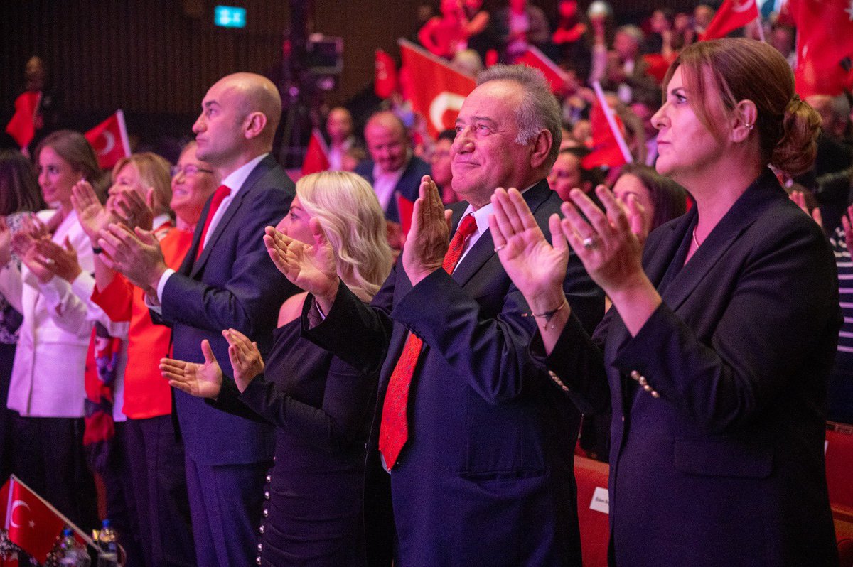 OsmanOzturk28's tweet photo. Ülkemizin kurucusu, Cumhuriyetimizin ışığı, ilkeleriyle aydınlandığınız, çağdaş Türkiye’yi gençlere emanet eden Mustafa Kemal Atatürk’e saygıyla muhteşem bir etkinlikle @bahcesehir_k12 100. yılı, unutulmayacak bir konserle kutladı🇹🇷🇹🇷🇹🇷 https://t.co/ZFKmD4dpOj