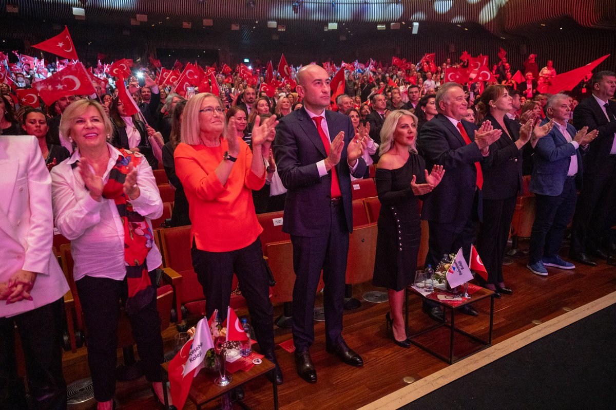 OsmanOzturk28's tweet photo. Ülkemizin kurucusu, Cumhuriyetimizin ışığı, ilkeleriyle aydınlandığınız, çağdaş Türkiye’yi gençlere emanet eden Mustafa Kemal Atatürk’e saygıyla muhteşem bir etkinlikle @bahcesehir_k12 100. yılı, unutulmayacak bir konserle kutladı🇹🇷🇹🇷🇹🇷 https://t.co/ZFKmD4dpOj