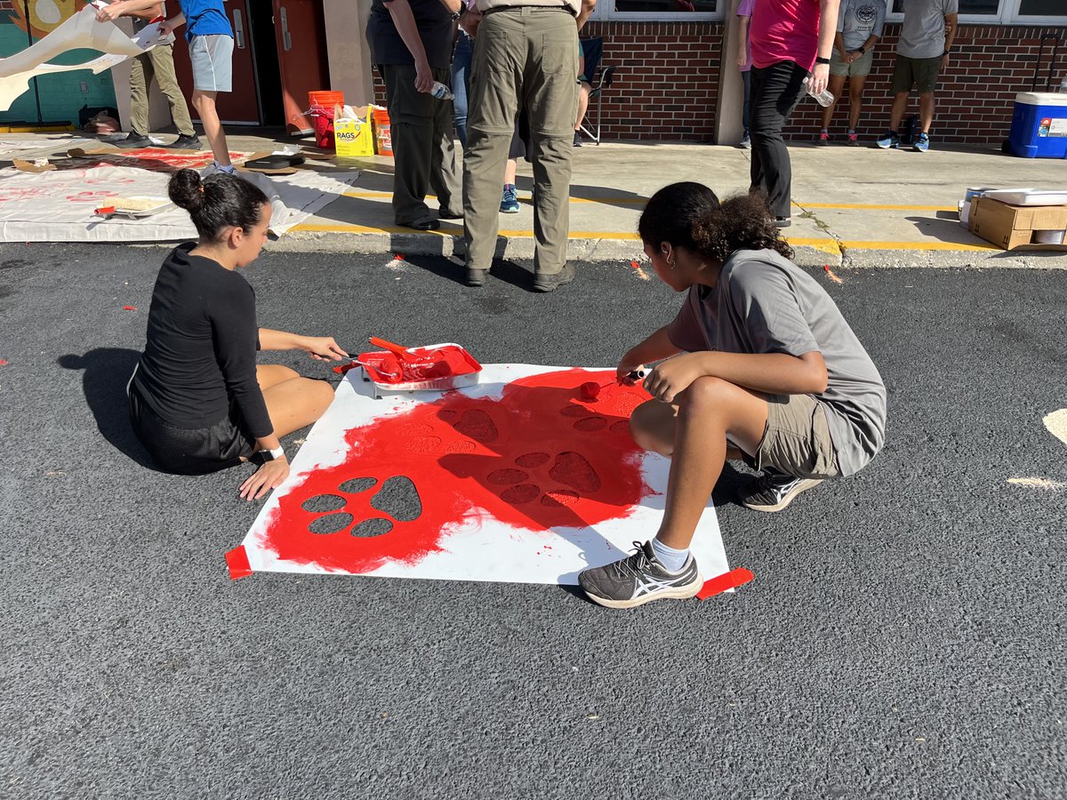 Follow that dog! 9th grader Noelle Hill's impressive Eagle Scout project guides the carline to keep West Tampa Elementary's arrival/dismissal safer. Fun day hanging with some <a href="/HCPSWestTampa/">West Tampa Elem</a>  students while we watched the painting progress! <a href="/HillsboroughSch/">Hillsborough Schools</a> <a href="/HillsboroughMPO/">Hillsborough Transportation Planning Organization</a>