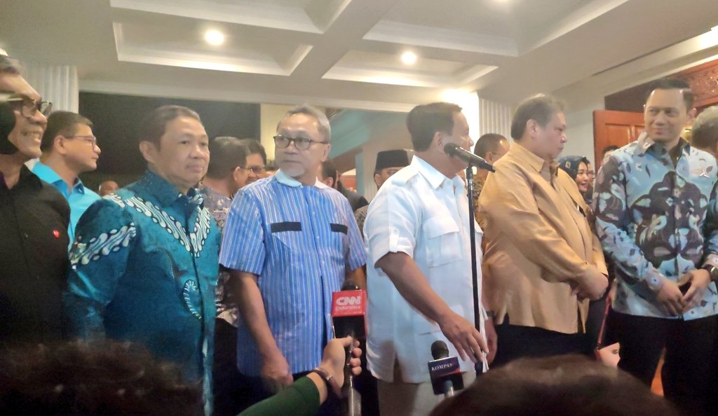 RagilSemar's tweet photo. Ketum2 partai terhormat kumpul, deklarasi cawapres.
Eh... Yang mulia cawapresnya gak keliatan batang hidungnya 😶

~ Segitu rendahnya ya? ~ https://t.co/o9qklh5Ihk