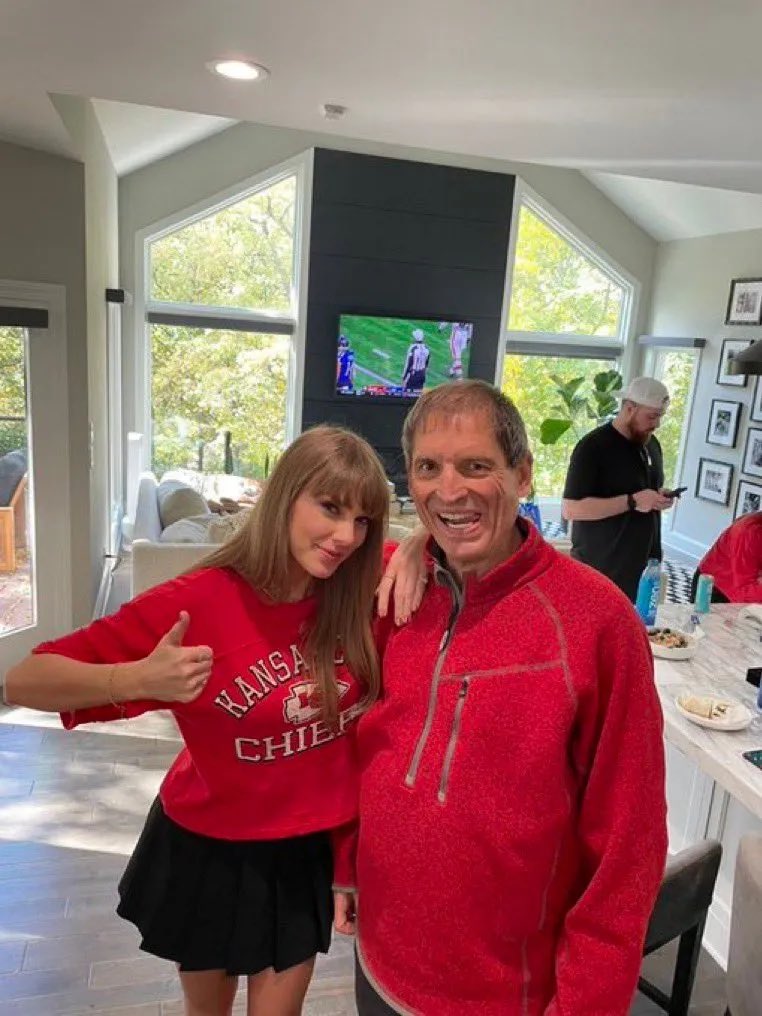 JokerRacks's tweet photo. *Wakes up on Sunday “Wow I can’t wait to watch the cheifs today”

*Taylor swift covering my screen in a box the whole game 

I can’t fucking take it anymore 

#TaylorSwift #fucktheswifties https://t.co/MRQlZbZvCF