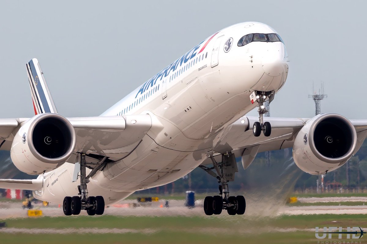 UnitedFlyerHD's tweet photo. Air France A350-900 departing Houston IAH 15R. F-HTYS is named “Biscarrosse” after the southwest France commune.
#avgeek #airbus #airbus350 #airfrance #airfranceklm #fhtys https://t.co/6lyQ9XiWmJ