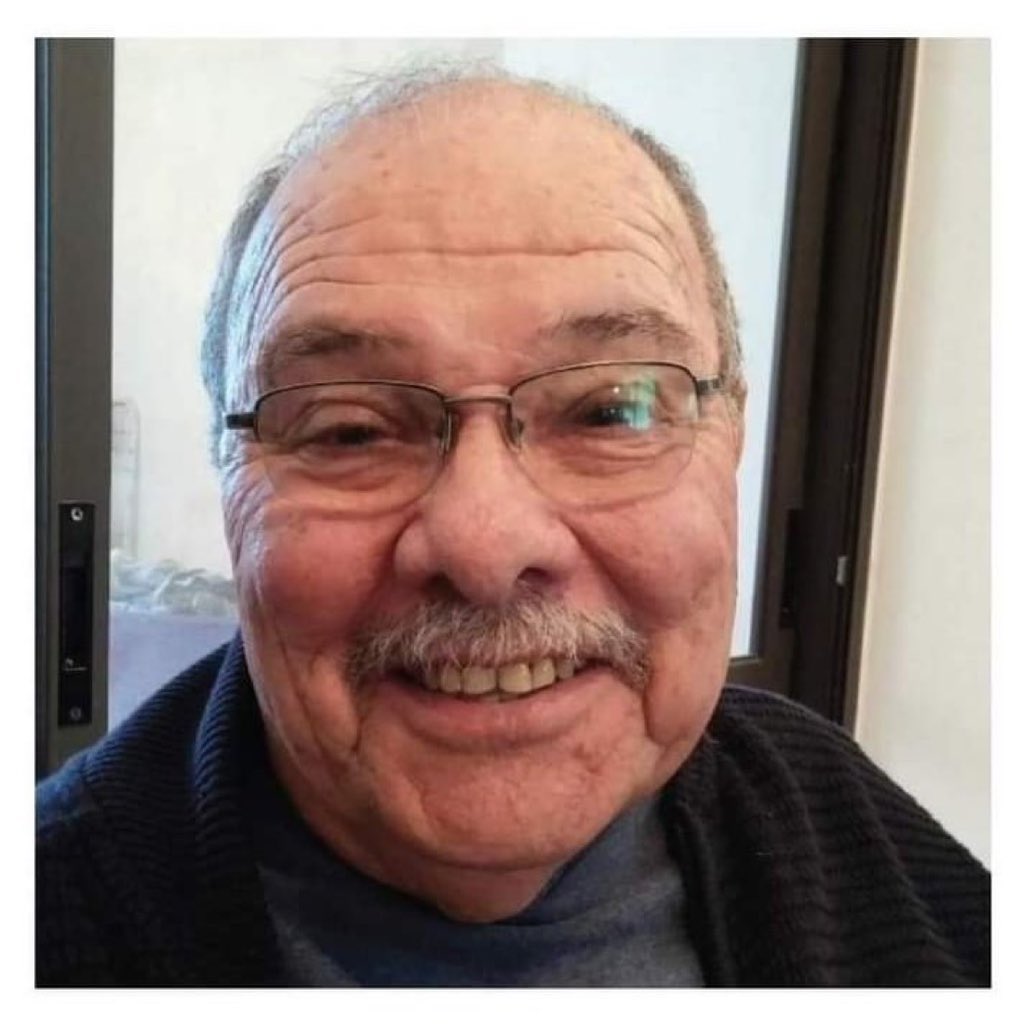 IsraelenFrance's tweet photo. 💔 Shlomo Ron, 85 ans, est mort pour que sa famille puisse vivre.

Lorsque les terroristes du Hamas ont attaqué son kibboutz, il a ordonné à sa femme, à ses filles et à son petit-fils de se cacher dans la chambre sécurisée avant d’aller dans le salon et de s'asseoir.

Il savait que si les terroristes du Hamas le voyaient, ils supposeraient qu'il était seul, l'exécuteraient et passeraient à autre chose.

Il avait raison.

Que la mémoire de Shlomo, ce héros, soit bénie.