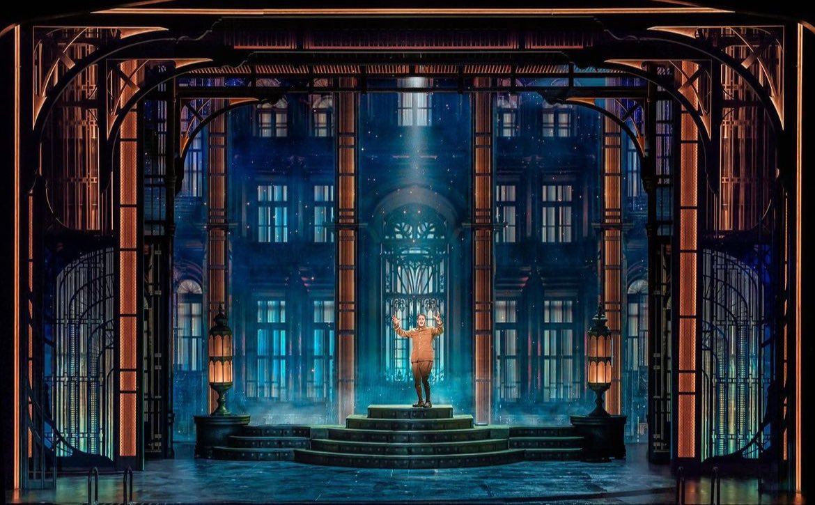 jeremyjordancom's tweet photo. From @corypattak: “We spent the last 10 months designing the most thrilling version of The Great Gatsby we could think of.” Read the rest of Cory’s message through his Instagram. #JeremyJordan #JeremyMJordan #JayGatsby #EvaNoblezada #DaisyBuchanan https://t.co/VwCsTGD1Cl https://t.co/yu7olz1wMI