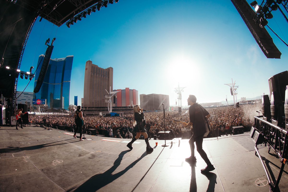 Avril Lavigne tweet media