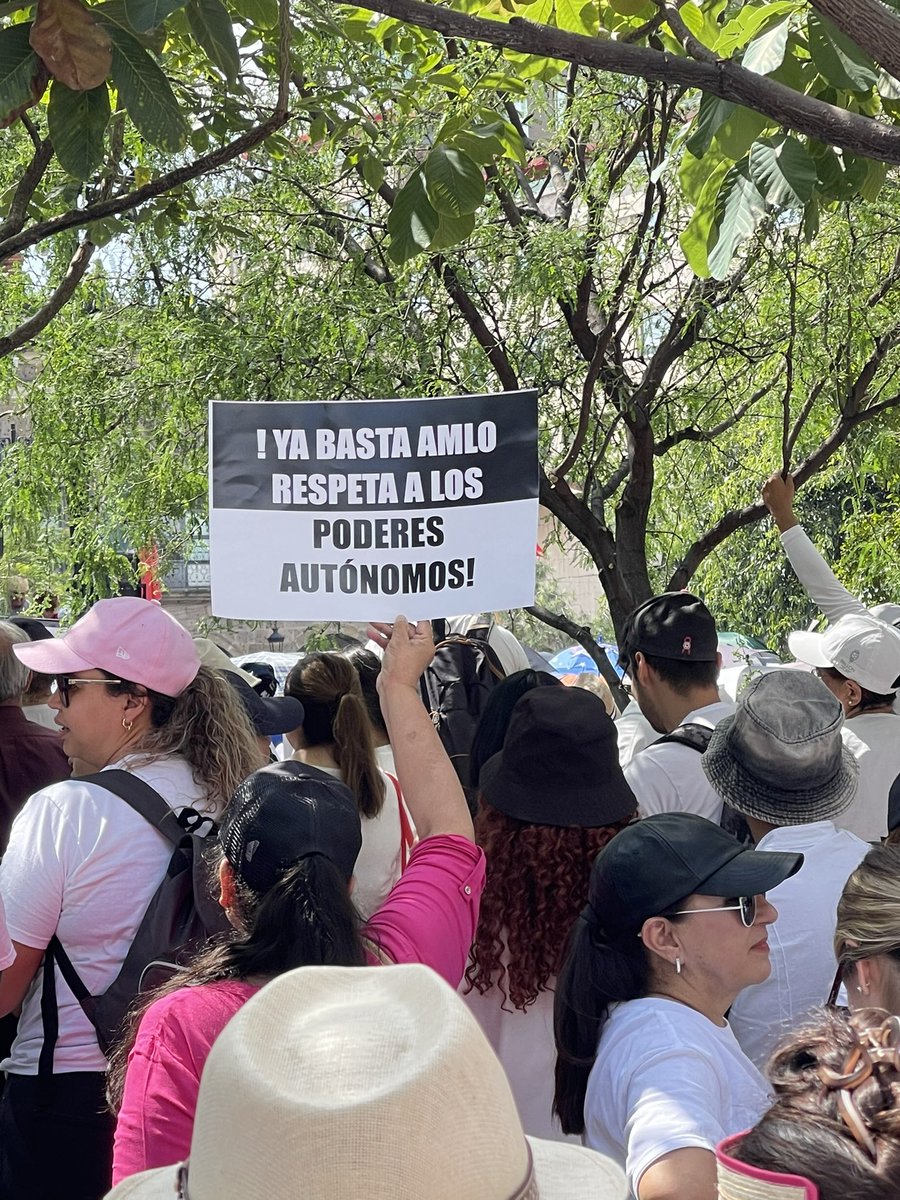 Los ciudadanos unidos con los trabajadores del Poder Judicial de la Federación nos manifestamos para defender sus derechos y los de su familia!!! Desde Guadalajara 
#TodosSomosPJF 
#YoDefiendoAlPJF