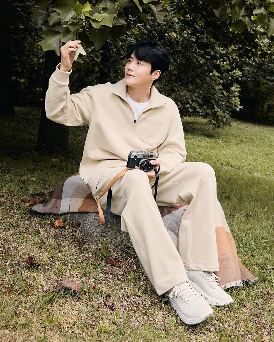 kimseonhomvt's tweet photo. 2023.10.6 
#KimSeonHo X #Ballop

A series of everyday styles suitable for enjoyment.

#밸롭 #BALLOP  #맨투맨 #BEYONDLIFESTYLE  #가을코디
 #하프집업 #데일리룩 #캠핑룩
#金宣虎 #김선호 #キムソンホ 
#คิมซอนโฮ #KSHMalaysiaVotingTeam #KSH_MVT https://t.co/280JGE5iY9