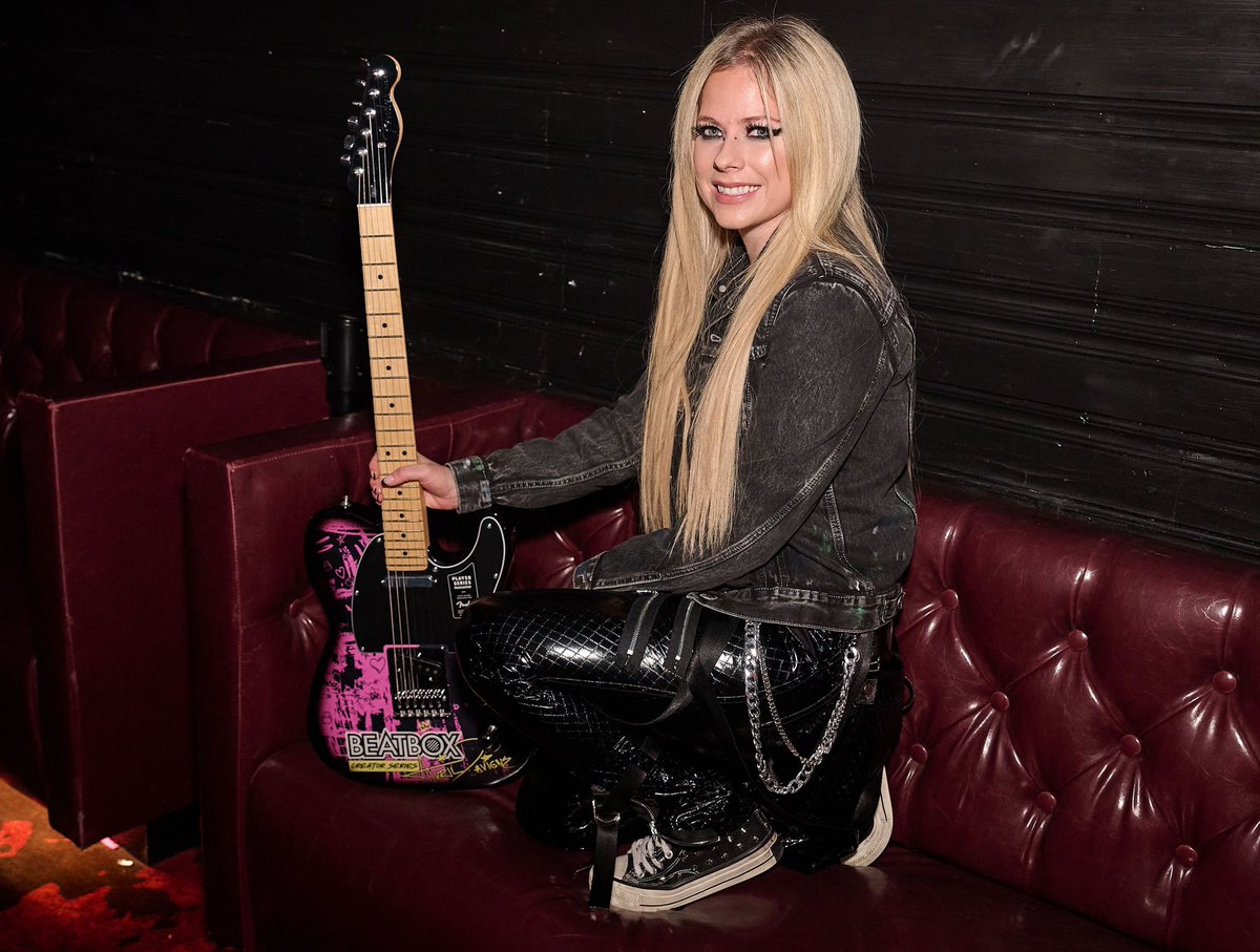 AvrilLavigne's tweet photo. 💖🍋💖 @BeatboxBevs in Vegas 

Find Avril’s Pink Lemonade: https://t.co/0T9aK7o9Qj https://t.co/llXCuvend3