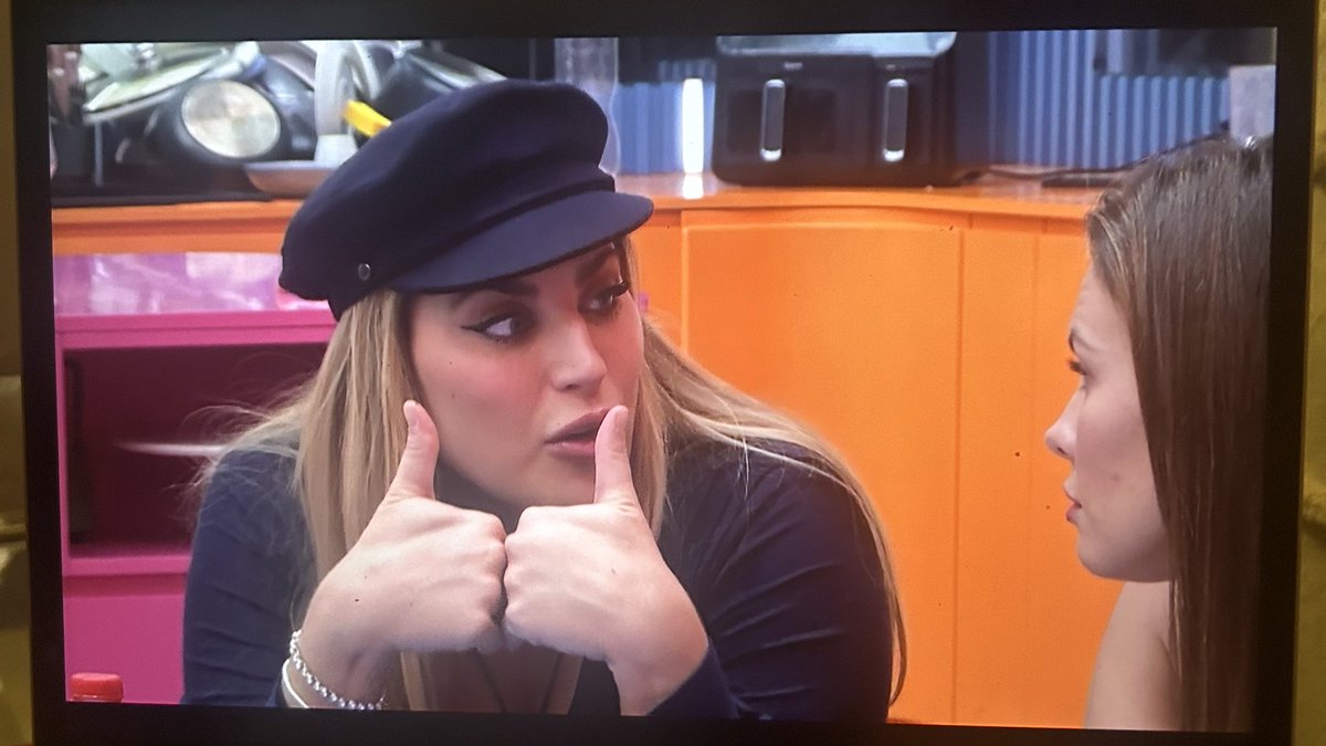 margapp7's tweet image. Susana en estos momentos es una metemierdas…. Quiere cargarse a su amiga #GHVIP220