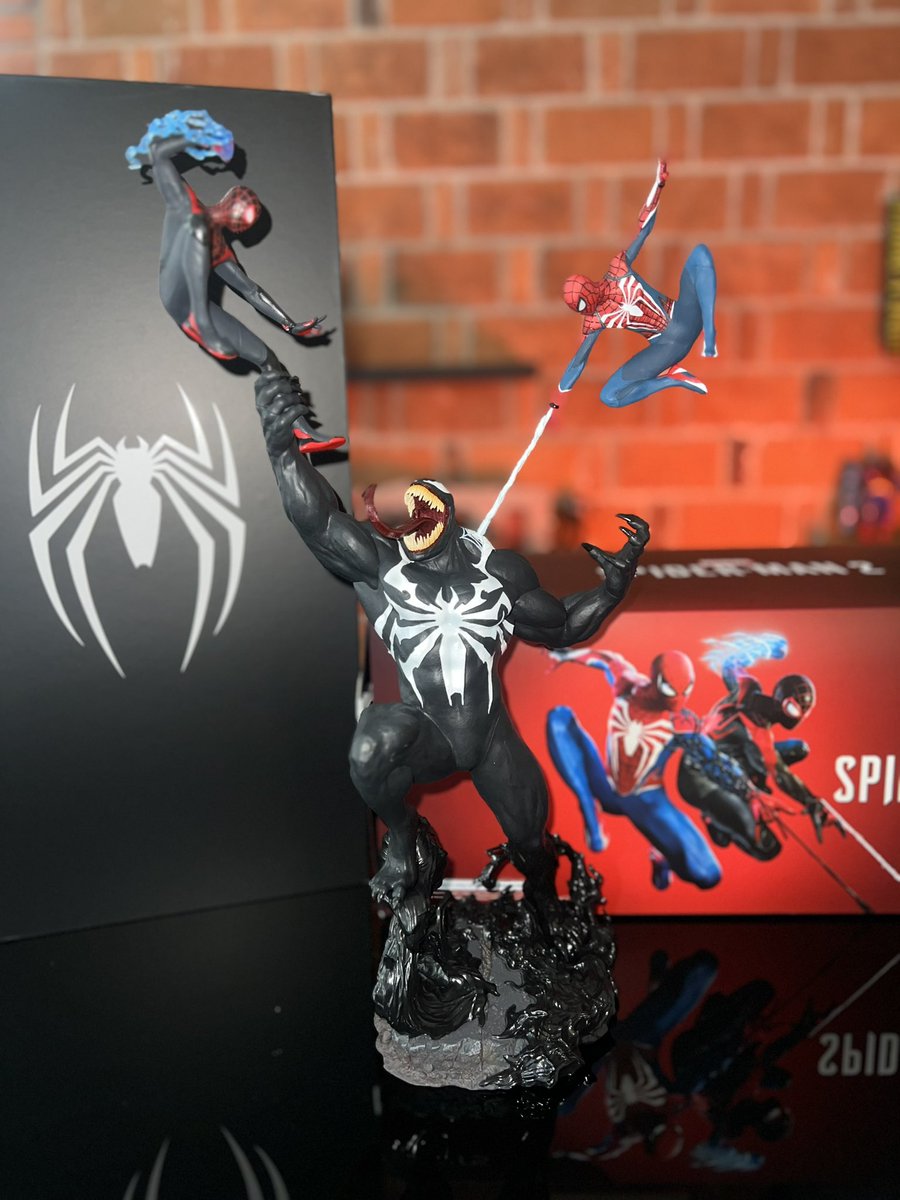 The Top Comics tweet media