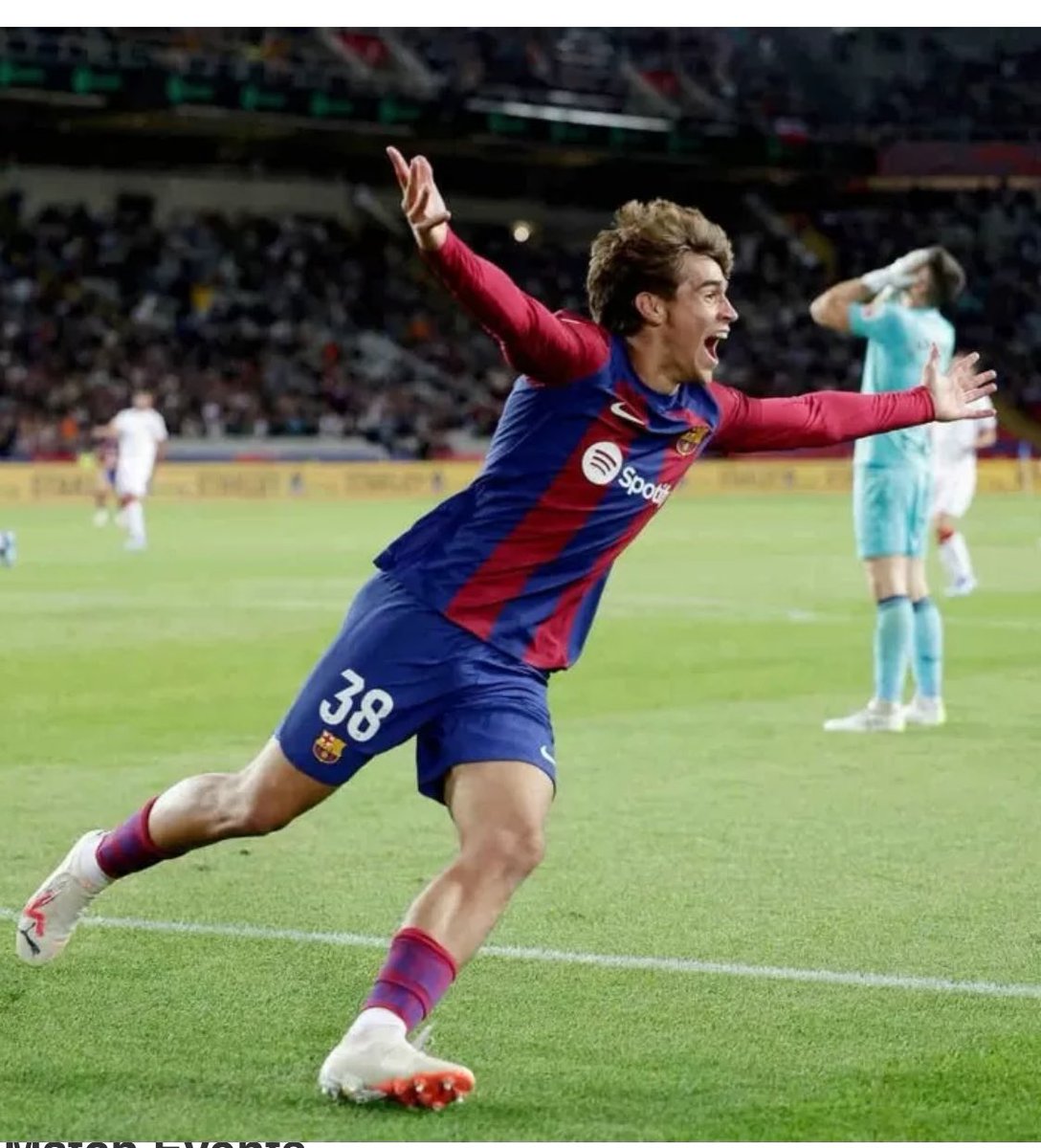 babishaaq's tweet photo. Who is Barca's Marc Guiu? A goalscorer in the shadows.

A regular in Spain's youth teams, Marc Guiu is an unusual centre-forward in Barça's youth teams. We are not dealing with the classic mobile striker with a tendency to drop to the flanks or down to the centre of the pitch. Guiu responds to the profile of the traditional No 9, who lives like a fish in water in the area. Guiu has gone in a few months from playing with the Juvenil B to making his debut in the First Division. 

His start to the season with the Juvenil A has been fantastic. In addition to scoring five goals for Óscar López's side, the player from Sant Celoni made his debut against Nàstic in the First RFEF and now he could make his debut in Granada with the first team. Marc Guiu is right-footed and has no problem shooting with his left foot, a leg he also has a perfect command of. 
Marc Guiu came to Barça as a pre-benjamin, he played in the Sant Celoni Barca fan club team before. His first season in Barça's youth team was in the 2013-14 season. That prebenjamín, which was coached by current Cadete B coach David Sánchez, was full of great talents. Alexis Olmedo, Pau Prim, Héctor Fort and Arnau Pradas were some of his most outstanding teammates. Today, all of them are still at the club. The 2006 generation is one of the most brilliant of recent years. Pradas has always had an exquisite left foot, Pau Prim shines with stellar vision, while Alexis and Fort are two defenders who impress in all phases of the game. 
That is why Marc Guiu has been climbing up the ranks, scoring goals and progressing season after season, but he has never been one of the players most tipped to one day make it to the Camp Nou. Where some stand out for their natural talent, Marc Guiu is an example of effort, sacrifice and physical waste that is not as showy as some of his teammates, but his character has allowed him to grow until he has earned the opportunity to be called up to the first team. SPORT has contacted Ivan Carrasco, one of the coaches who has recently trained Guiu in Barça's youth system. 
Carrasco coached him in the 2021-22 season with Cadete A and reacted to Xavi's call-up as follows: "I was very happy for Marc, he deserves it because he is a ten as a person. He's a sensational boy, a hard worker, an example as a team-mate for his effort and dedication". 
In addition to his human value, Iván Carrasco defines Marc Guiu as a footballer: "He is a pure centre forward, a classic '9', a specialist in the area who lives from his physical power. His best virtue is his aerial play. Marc is also very quick and powerful, he is unstoppable with space. 
"He is not a striker who can drop to the flanks or stands out for his combination play but he is aware of his strengths and limitations and knows how to focus on his strengths and hide his flaws.🤓🤓