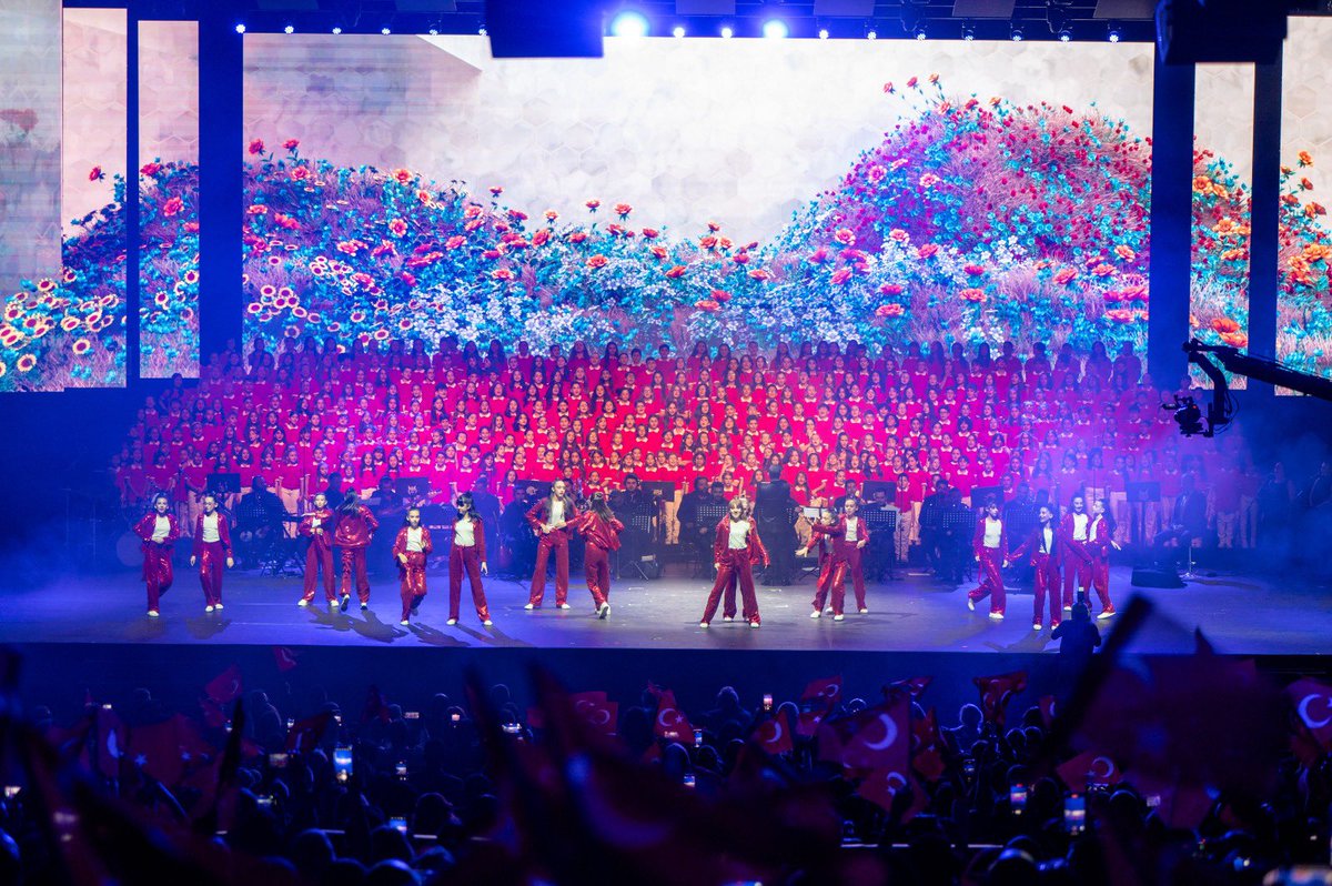 🇹🇷Cumhuriyetimizin asırlık öyküsünü öğrencilerimizden dinlediğimiz Cumhuriyet Gençleri 100. Yıl Konseri salonu dolduran binlerce konuğumuzun katılımıyla gururla ve coşkuyla gerçekleşti. 

#CumhuriyetleGeleceğe
#BahçeşehirKoleji