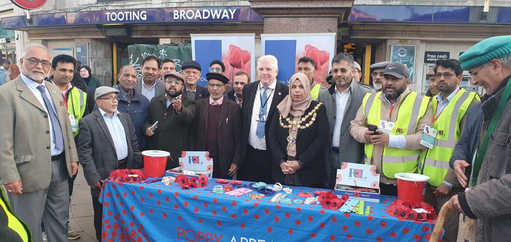 #Ahmadiyya Muslim Elders Association from Noor Region arranged a #CWFP Poppy Appeal Launch at Tooting Broadway station. The chief guest Deputy Mayor Sana jafri of #Wandsworth, admired and praised the volunteers for supporting and collecting donations on behalf of #RBL.