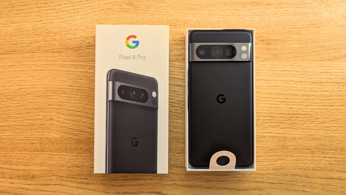 YusLog_0801's tweet image. 【117_ #Google #Pixel8Pro】
#Pixel7Pro からの買い替えです。
本体背面がマットで、つい触りたくなるようなサラサラとした質感になりました。
画面が #Pixel5 以来のフラットエッジになり、ガラスフィルムを貼れる点が個人的には満足度が高いです。
AIによる写真・音声編集もより便利になりました。