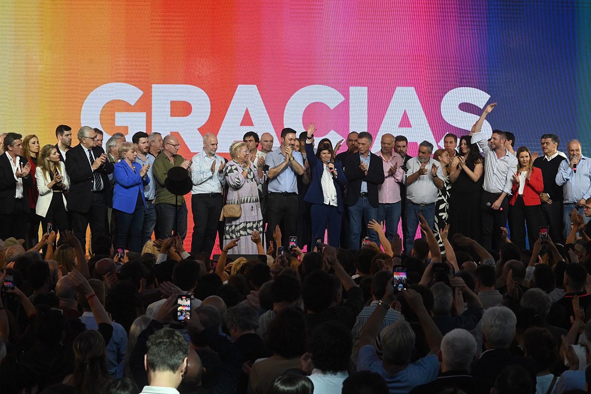 horaciorlarreta's tweet photo. Quiero felicitar y agradecer a @PatoBullrich y @luispetri por representarnos y defender nuestras convicciones y los valores de la república, del diálogo y del trabajo en equipo. Nuestro compromiso con lo que creemos y nuestra responsabilidad con los millones de argentinos que somos parte de este gran equipo está intacta.

Hoy no hicimos la elección que hubiéramos querido, pero se vienen 4 años en los que vamos a seguir estando donde estuvimos siempre. Defendiendo a cada argentino que quiere vivir en un país donde el esfuerzo vale, donde la democracia se defiende y donde no da todo lo mismo. En estos momentos en los que el futuro aparece oscuro es cuando más hay que refugiarse en las convicciones y en nuestros valores. Eso voy a hacer yo y eso vamos a hacer en Juntos por el Cambio para seguir unidos y representando a millones de argentinos. No nos vamos a ningún lado.

En la Ciudad hicimos otra elección histórica. Gracias a cada porteño, a ese equipo de millones de vecinos con los que hace 16 años venimos transformando esta ciudad increíble. Y todas las felicitaciones a @jorgemacri y a @claramuzzio por este gran resultado. Son dos personas comprometidas, capaces y talentosas que van a continuar este legado que venimos construyendo y no tengo dudas de que lo van a hacer de la mejor manera. Emociona ver cómo le ponen todo para seguir haciendo una Buenos Aires donde los vecinos son los protagonistas. La Ciudad está en buenas manos.

Una Ciudad donde la educación es una prioridad y las escuelas no se cierran. Donde hay una policía profesional y cercana que tiene como prioridad cuidar a cada persona que vive o visita Buenos Aires. Una Ciudad que se transforma permanentemente sin perder nunca su identidad, su cultura y su historia. Una Ciudad que amamos y que nos da orgullo todos los días de nuestras vidas. 

Y felicitaciones también a todos los entrerrianos. Con @frigeriorogelio y @AliciaAluani gobernando arranca la transformación de la provincia para convertirla en lo que siempre mereció ser. Me alegra profundamente por los entrerrianos, un pueblo tan maravilloso como castigado.

Yo no me resigno. Esto no termina. Vamos a seguir construyendo el país que sabemos que podemos ser. Seguimos adelante, juntos.