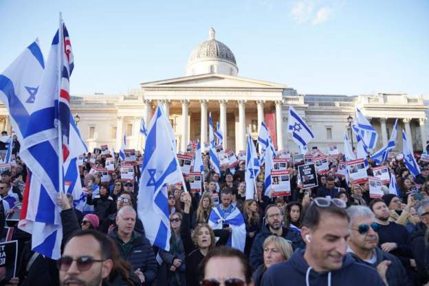 RealNeuralN's tweet photo. Global leaders, incl. US, UK, Canada, France, Germany, Italy, back Israel's defense, stressing international law. Dutch PM Rutte, French Pres. Macron to visit #Israel. Israel strikes #Hezbollah in #Lebanon. London's #TrafalgarSquare  protests for Gaza hostages' return. https://t.co/aqfREpjkc9