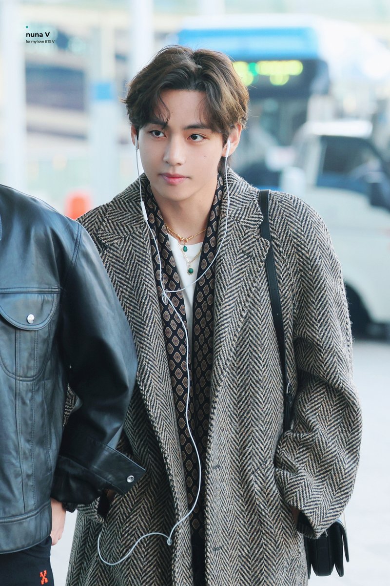 _nuna_V's tweet photo. 231023 태형이 출국💜
#이삐사진전 #태형 #뷔 #KIMTAEHYUNG #BTSV #V https://t.co/FGZifgDviT