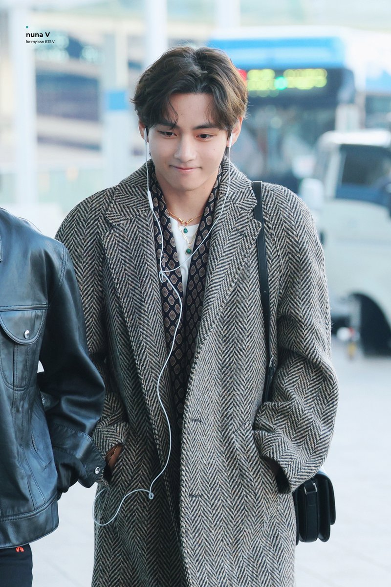_nuna_V's tweet photo. 231023 태형이 출국💜
#이삐사진전 #태형 #뷔 #KIMTAEHYUNG #BTSV #V https://t.co/FGZifgDviT