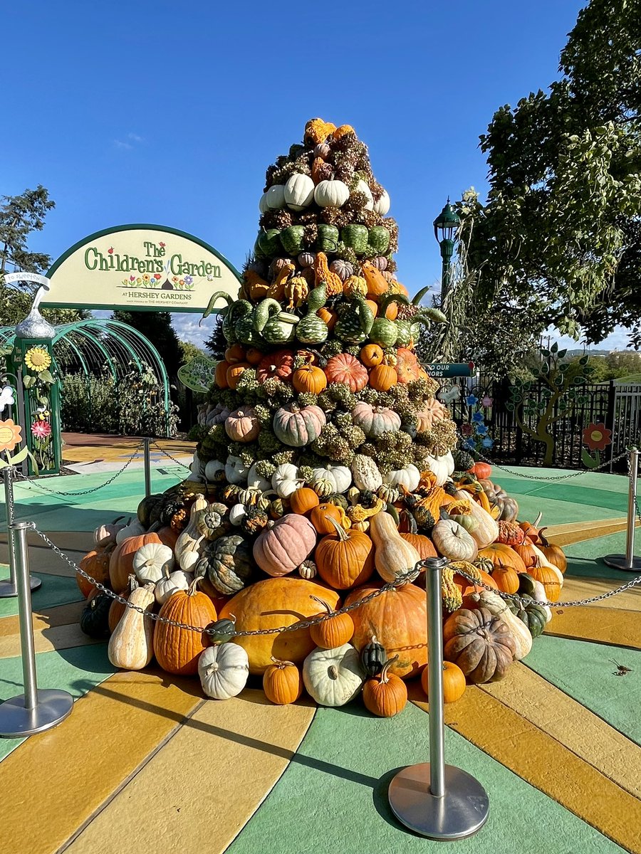 The amazing tower of pumpkins and gourds 😱 at the @hersheygardens pumpkin palooza this weekend 🎃

biancazumpano.blogspot.com/2023/10/pumpki…

#halloween #pumpkinseason #halloween2023 #garden #pumpkin #beautiful #pumpkins