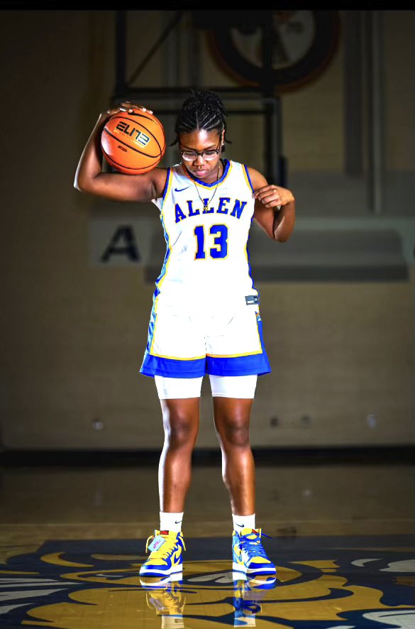 AyvaTillmon23's tweet photo. #Freshmanszn #luckythirteen AU 💛💙🐝 #ready 🏀🙌🏾 https://t.co/fgWOgFwWvK