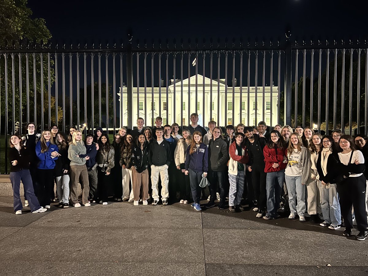 cgshistory's tweet photo. And our first stop was a walking tour taking in the sights of the White House #hellojoe https://t.co/qKopWlATFw