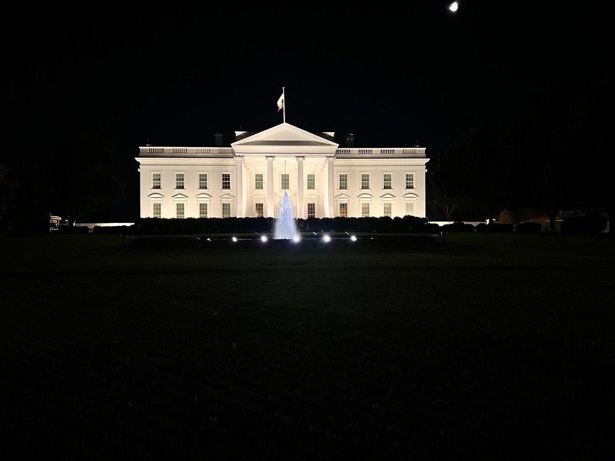 cgshistory's tweet photo. And our first stop was a walking tour taking in the sights of the White House #hellojoe https://t.co/qKopWlATFw