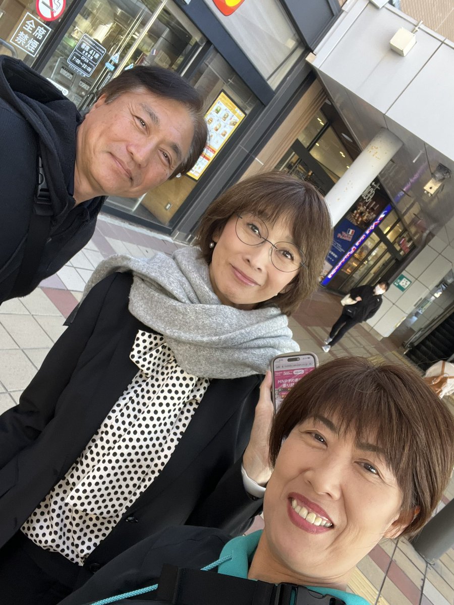 昨日は秋田県スポーツ少年団60周年記念式典だったそうで…我らがマコさんが秋田市に。

雷神としては会いに行かねばと、今朝お見送りを兼ねてモーニングコーヒーしました♪

お父ちゃんは仕事前に一瞬笑

やはり話し足りず…次こそはゆっくり秋田に来てくださいね！

#益子直美 さん
#私は雷神笑