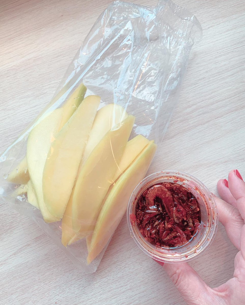 バンコクに着きました♡今日の朝ごはんは大好物の青いマンゴーとナムチム♡ しあわせや。