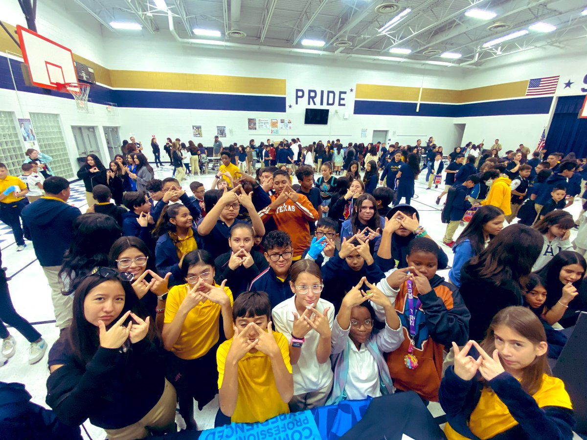 SandyMRomo_PHHS's tweet photo. Shout out to the amazing @PHills_HS DECA Officers for promoting careers in #marketing and information on joining @TexasDECA in high school 🔹 Bravo Spartans🔹 #ExperienceTheDifference #DECA @SocorroISD @dahliaacosta14 @GThomas_SEC @DECAInc https://t.co/K1hDa6ixEQ