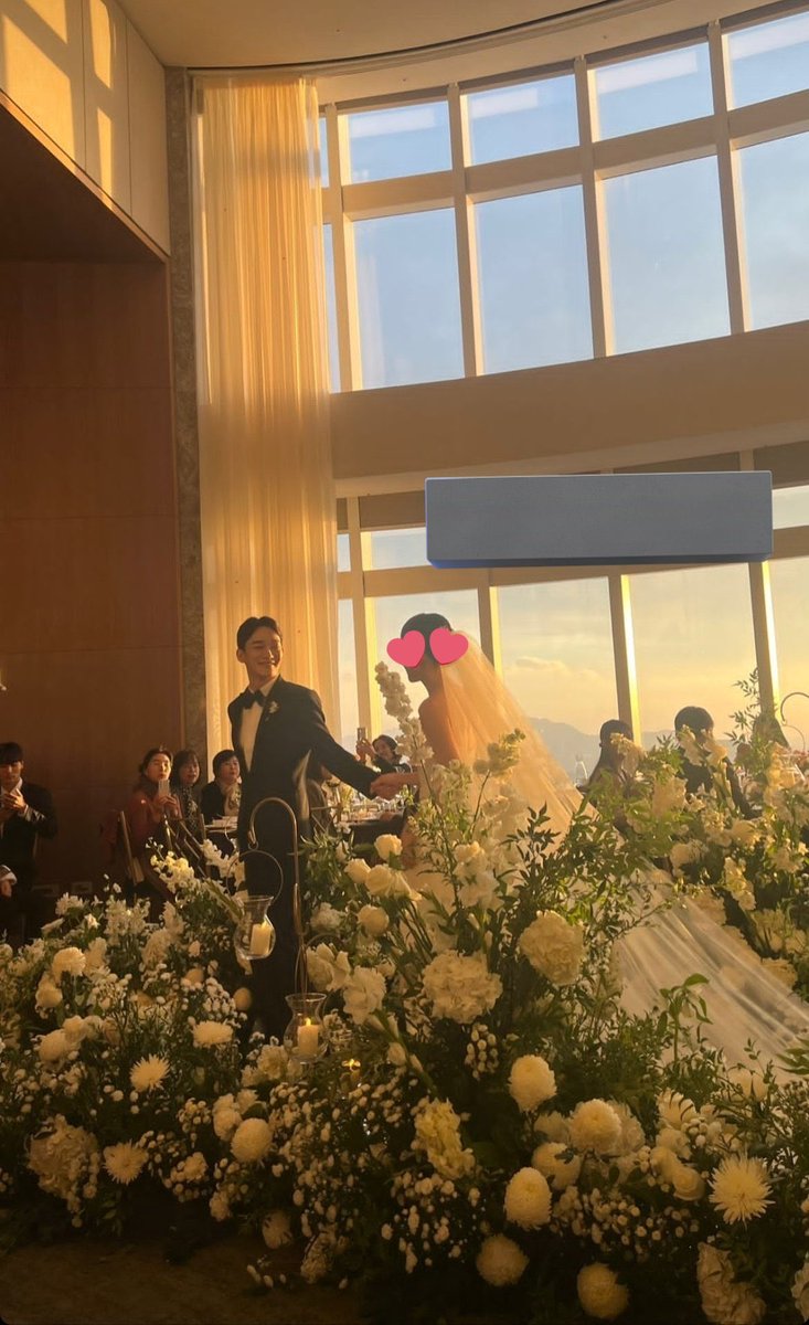 midaa94's tweet photo. Congrats Jongdae Oppa and Mihee Unnie 🤗 terharu bangeet sama perjuangan kalian 🤗 langgeng ya kalian 😍 sumpah Jongdae oppa ganteeeng bangeet, Mihee unnie jg cantiiik banget, beruntung banget kalian saling memiliki satu sama lain 🤗 #Jongdae #chen #mihee #wedding #EXO https://t.co/vn53aRyS2o