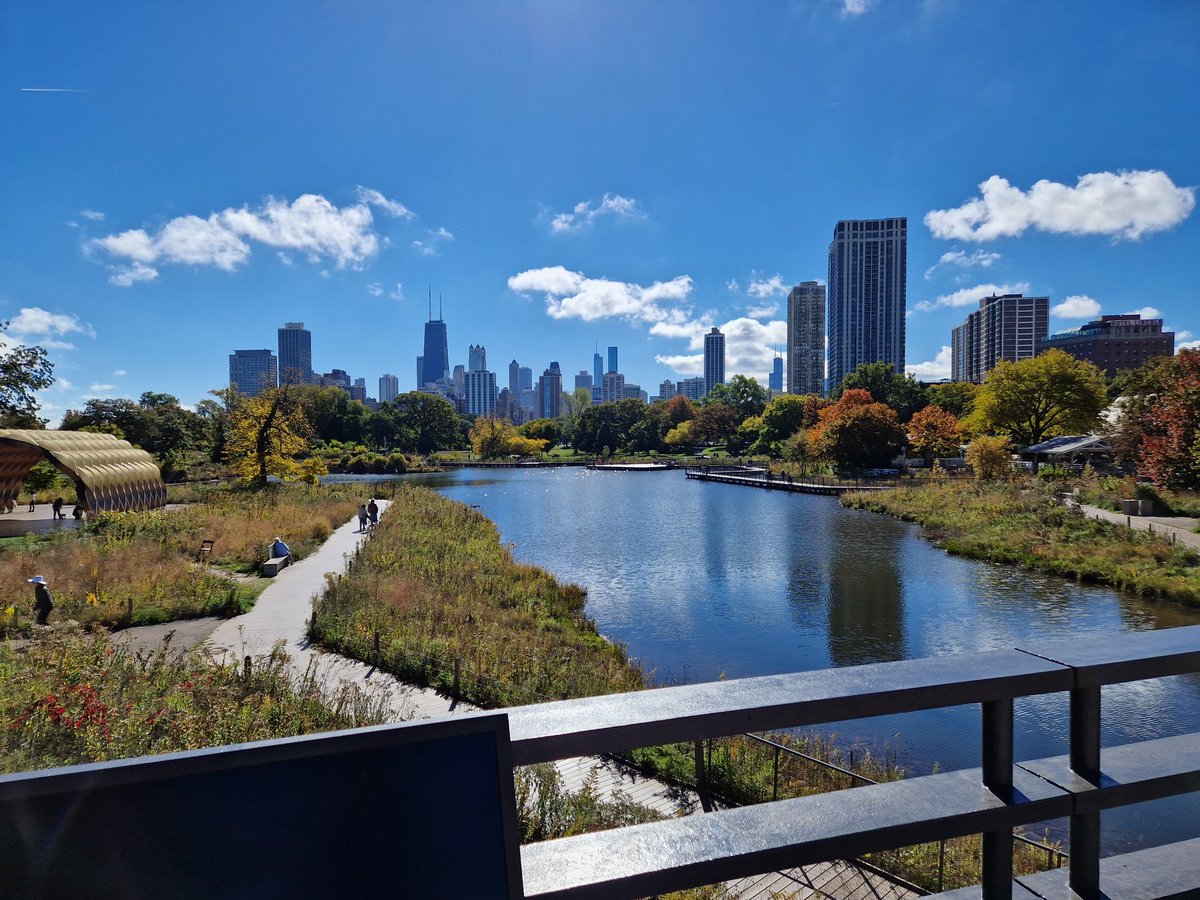 tomeveriss's tweet photo. Lincoln Park Zoo and the surrounding park is one of my favourite areas of Chicago. Lovely on a nice autumnal day. Even better was seeing the Snow Leopards, Lynx, and Red Pandas being active https://t.co/bCmzTbKgcF