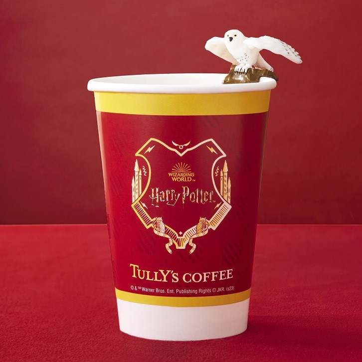 Tullys_jp's tweet photo. ＊゜＿＿＿＿＿＿＿＿＿⚡

10月25日発売！
カップアクセサリー（ヘドウィグ）

🏰＿＿＿＿＿＿＿＿＿＊゜

ハリー・ポッターコラボドリンク
「#ウィーズリーナッツブリトルラテ」
「#爆発ボンボンミルクティー」
上記対象ドリンクとセットでご購入いただけます✨

https://t.co/6VNvhqXC5D

#タリーズハリポタコラボ
#タリーズ #ハリポタ
#ハリーポッター