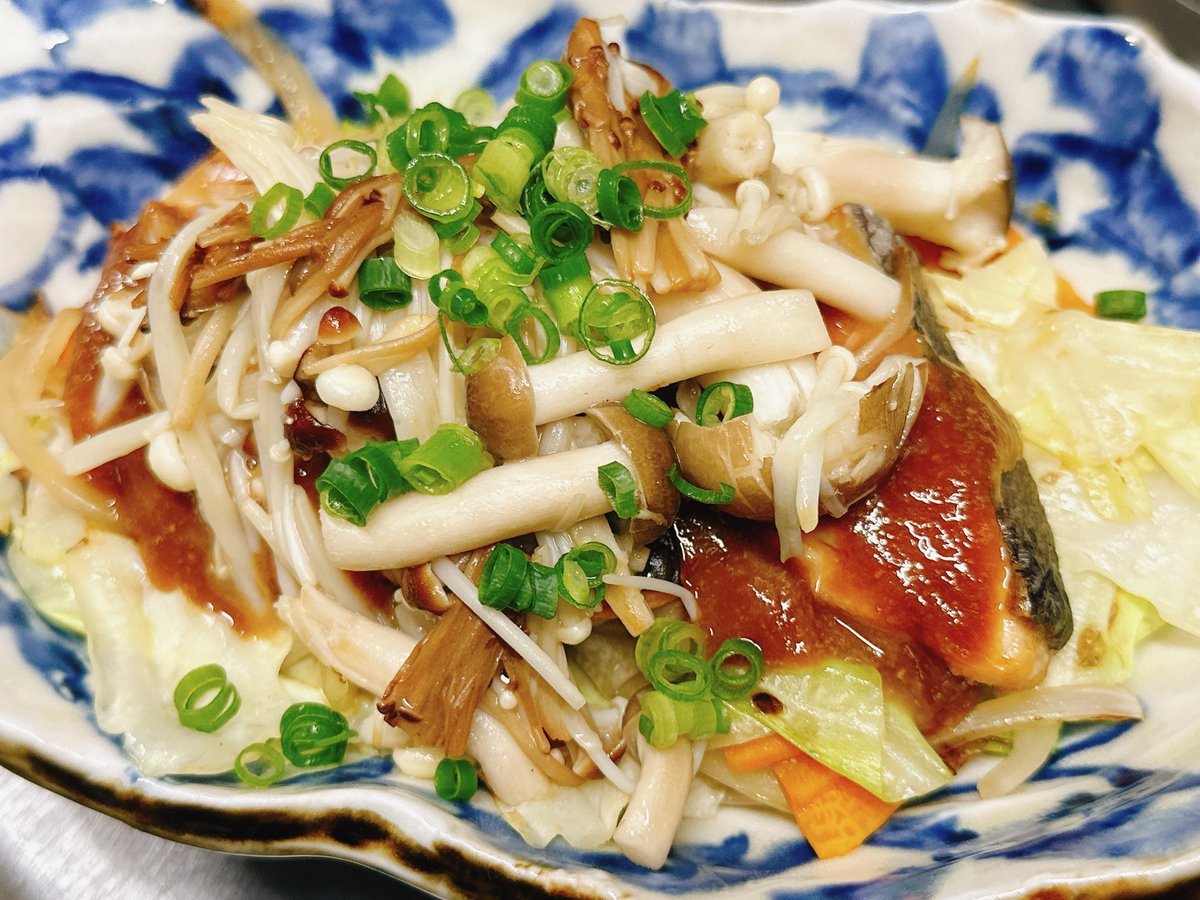 akatsuki150515's tweet photo. おはようございます☀️
今週のランチは秋鮭のちゃんちゃん焼きです🐟
週末は地元でBBQをしました🍖
肉より海鮮メインの楽しいBBQでした🤣 https://t.co/ck91t9NAkm