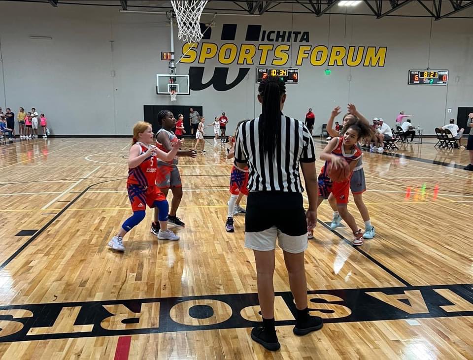 markpotterD2UP's tweet photo. Lots of action at 3on3 tonight! Kids getting lots of reps, learning more, and getting better! 🏀 #basketballplayers #playinghard #lotsoffun #d2up https://t.co/nJIZwwTttm