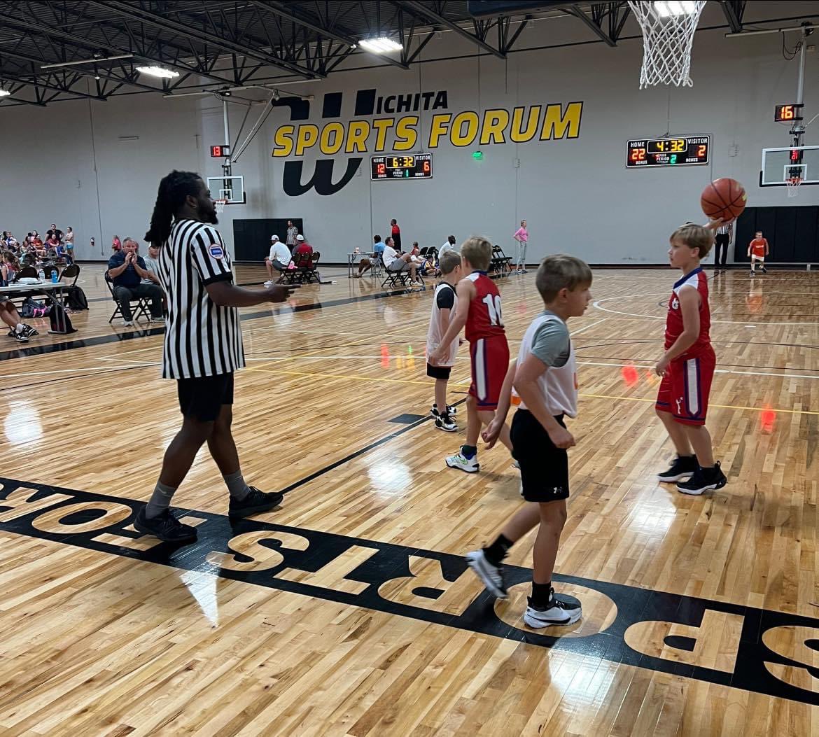 markpotterD2UP's tweet photo. Lots of action at 3on3 tonight! Kids getting lots of reps, learning more, and getting better! 🏀 #basketballplayers #playinghard #lotsoffun #d2up https://t.co/nJIZwwTttm