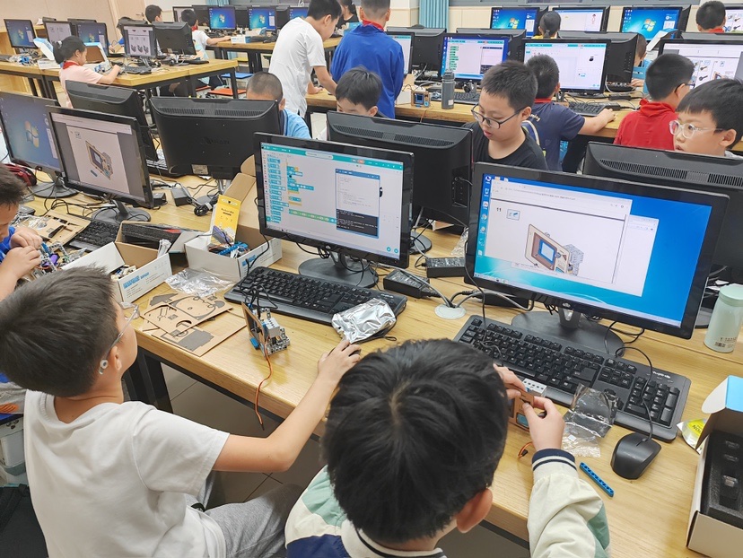 KittenBot1's tweet photo. 🤭Which kit are the students using in class?
🤭Please enlarge the pictures!!
👉Get it https://t.co/wICAR4XUYy
#kittenbot #FutureBoard #stem #education #tech #coding #kids #codingtoys https://t.co/SIwUBnCCSW