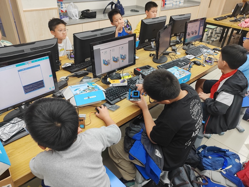 KittenBot1's tweet photo. 🤭Which kit are the students using in class?
🤭Please enlarge the pictures!!
👉Get it https://t.co/wICAR4XUYy
#kittenbot #FutureBoard #stem #education #tech #coding #kids #codingtoys https://t.co/SIwUBnCCSW