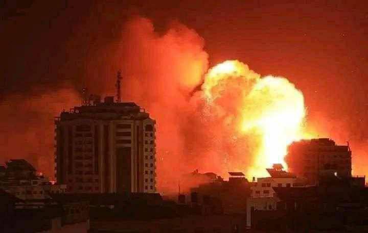 Non-stop brutal airstrikes on a wide specter of areas in #Gaza by #Israeli warplanes. #Gazabombing #GazaUnderAtack