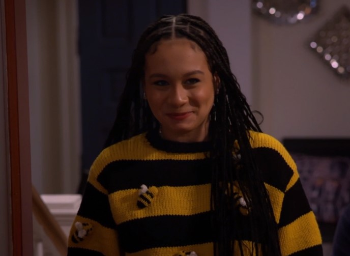 allinonechrista's tweet photo. Hartley locking Vic and Eva out of their own house and leaving them outside with the bees is one of my favorite moments from this episode😂 Vic and Eva kinda deserved it though for sabotaging her charity auction! #TheVillainsofValleyView https://t.co/NXXoCrnAv5