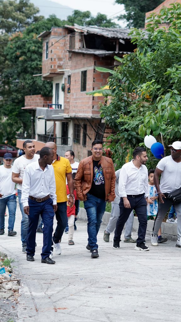 JCamiloCruz30's tweet photo. Nuestro trabajo siempre es servirle a la comunidad. Muchas gracias a los amigos del barrio Belalcázar, sector El Retoñal por este reconocimiento.✨ 

Medellín necesita esperanza y soluciones. 
Juntos somos a la JAL C81, al Concejo C10 🗳️💙 https://t.co/wzGOPHk3jd