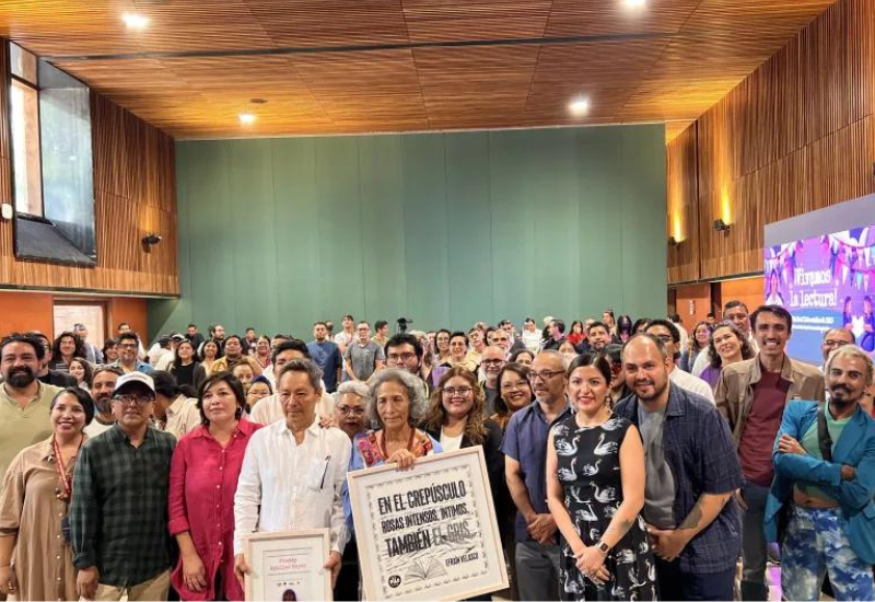 nvinoticiasoax's tweet photo. #43FILO | El gestor de bibliotecas Freddy Aguilar compartió un potente discurso sobre la cultura, la lectura y el acceso a las ferias, al recibir el reconocimiento a su trayectoria por parte de la 43 Feria Internacional del Libro de Oaxaca (@FILOaxaca). https://t.co/eYbn18Pdn9 https://t.co/GjqTGyQRci