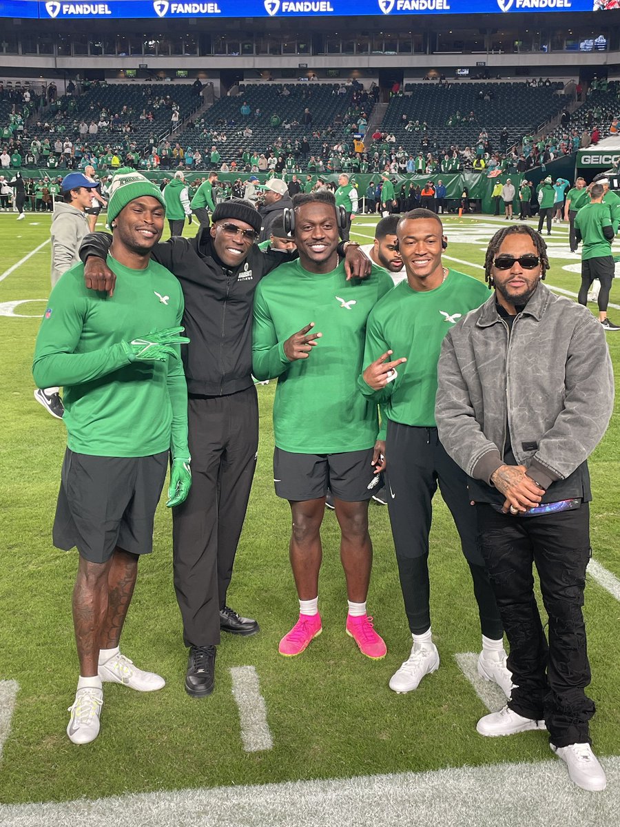 JClarkNBCS's tweet photo. Amazing picture of incredible receivers. AJ Brown, DeVonta Smith, Julio Jones, Ochocinco, DeSean Jackson. https://t.co/YFwtiYGOxr