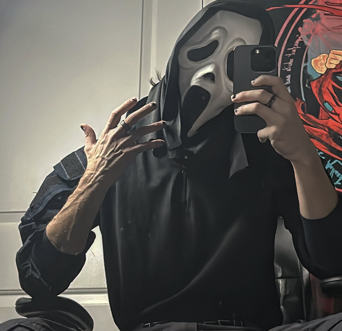 royaidni's tweet photo. Spooky hands in honor of spooky season ✨ https://t.co/D1x2jqqbLG