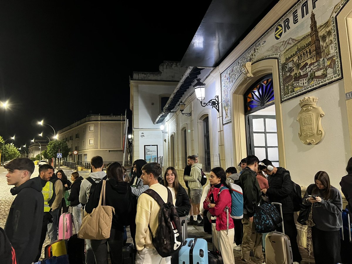 abraham_ms11's tweet photo. ¡Hola @Renfe! Sales desde Cádiz a las 19:40h y son las 00:50h. Todavía no hemos llegado a Sevilla, obligando a los pasajeros a tener que contratar servicios ajenos a los VUESTROS.

Si sabíais que había riesgo por las condiciones meteorológicas ¿por qué hacéis esto? #Renfe. https://t.co/465fryIsW1