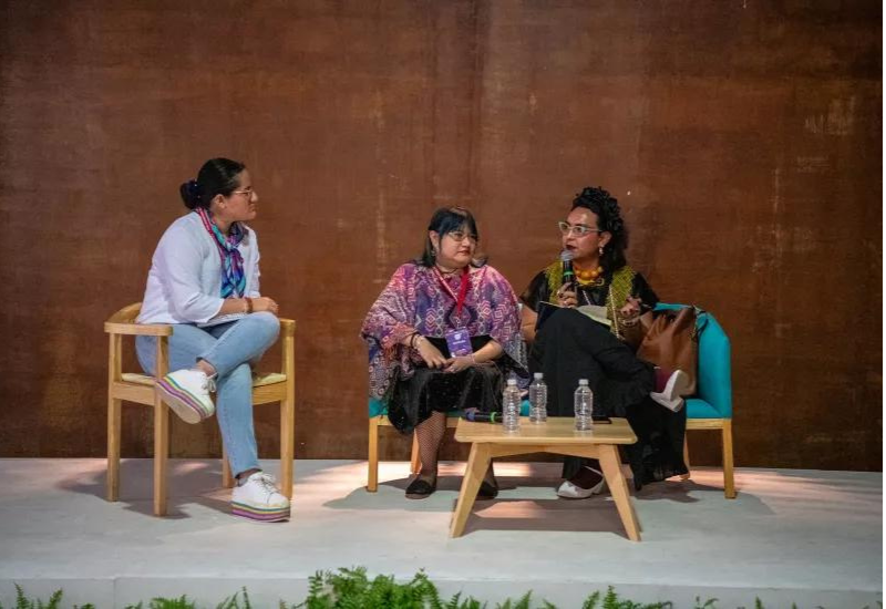 nvinoticiasoax's tweet photo. #43FILO | Las escritoras Fernanda Andablo y Évolet Aceves compartieron su experiencia como mujeres diversas que escriben, destacando la importancia de que la comunidad #LGBTQ+ se vea representada en los libros, esto como invitadas de la @FILOaxaca. https://t.co/hqKTEi6uts https://t.co/8GUIyvUHMO